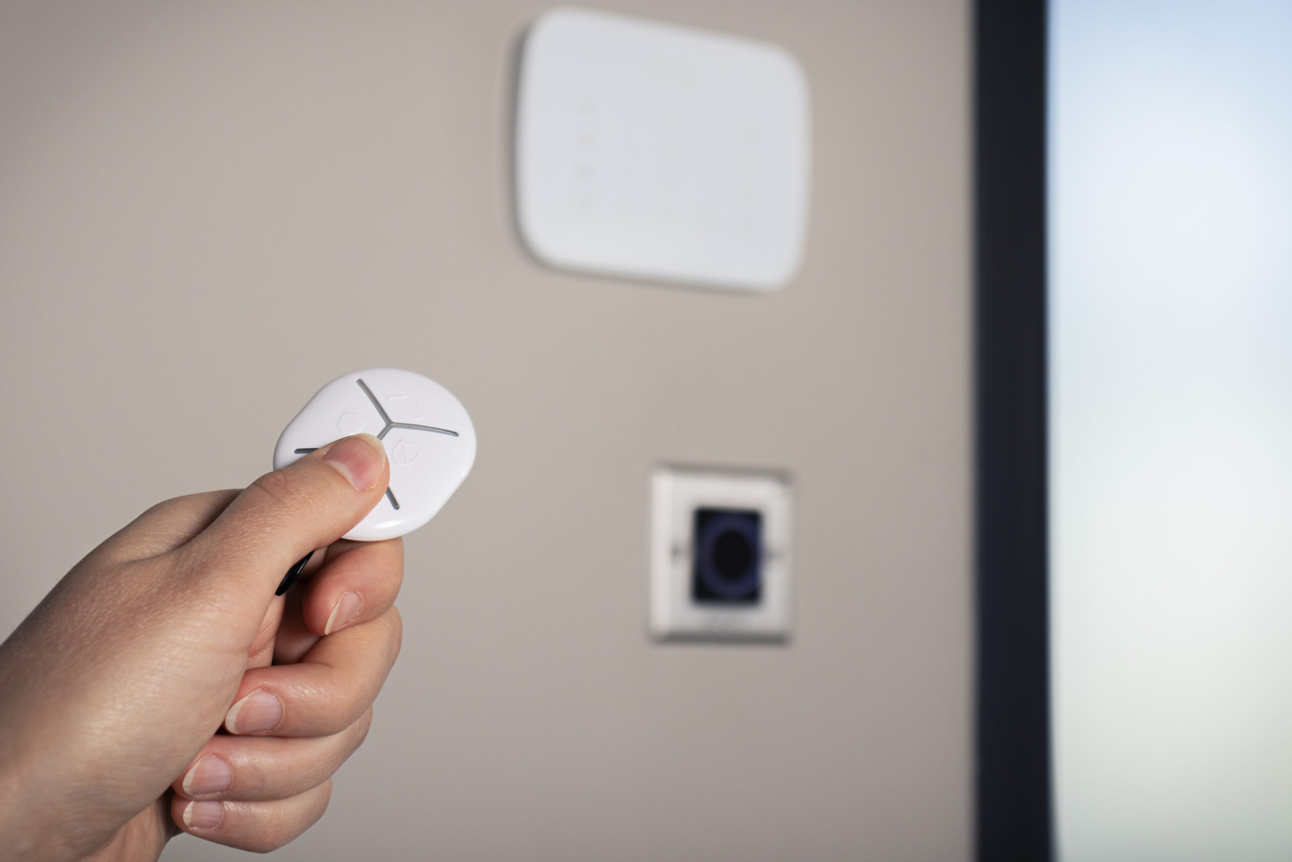 U-PROX_KeyFob_B4_White_Lifestyle_6572