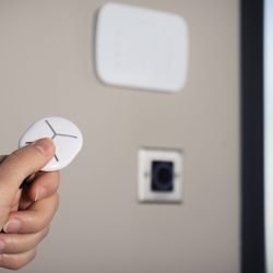 U-PROX_KeyFob_B4_White_Lifestyle_6572